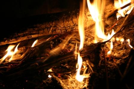 Lagerfeuer am Abend - vor kalter Nacht